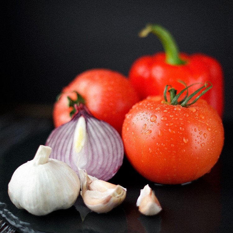 Tomato, red onion, garlic, and pepper.