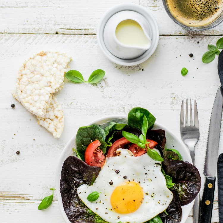 Healthy breakfast: eggs and raw peppers.